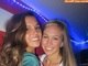Elas estão sorrindo de um jeito bem fofo, mas se tivéssemos uma foto do que rolou na sequência, bem, digamos que o rapaz não estaria mais nessa foto e em nenhuma outra! <br>