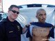 Ter uma tatuagem ofendendo a polícia em seu peito mão é um crime, mas pode garantir um tratamento todo especial quando se é preso. Olha a cara do policial. Certeza que ele tá pensando em maneiras criativas para usar o cassetete