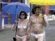 Sexo seguro é assim: basta não tirar a capa de chuva