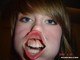 Sabe aquela <a href="http://noticias.r7.com/esquisitices/fotos/abusa-no-bico-de-pato-fica-com-pe-de-galinha-20120525.html">mania de fazer bico de pato nas fotos</a>? Alguém elevou isso ao nível de mestre