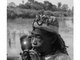 

Na aldeia Guaiviry, no município de Aral Moreira, a fotógrafa
registrou imagens de crianças que cantavam e dançavam. <b><a href="http://noticias.r7.com/brasil/fotos-mostram-luta-de-guaranis-kaiowas-por-sobrevivencia-na-beira-de-estradas-12122012">Leia mais</a></b><br>
