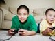

Entre seis e oito anos, os pais podem comprar
jogos educativos mais completos, como quebra-cabeça e jogos de memória, além de
introduzir o videogame, que favorece a percepção visual e auditiva. Lembrando
que o tempo dedicado aos jogos eletrônicos precisa ser moderado (duas horas por
dia), pois o uso excessivo pode causar isolamento social e sedentarismo&nbsp; 

&nbsp;

