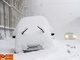 O triste carro preso na neve está realmente triste