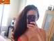 Olha o tamanho do B.O.: a menina deixou aparecer na foto o potinho que ela guarda substâncias controversas. E outra: porque os travesseiros estão debaixo do armário? A gente diz e repete: REFLITA!