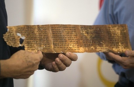 Israelenses divulgam manuscritos com trechos do antigo testamento  19_42_43_462_file?dimensions=460x300
