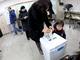 Mulher vota, ao lado da filha, em colégio eleitoral da Coreia do Sul. Cerca de 5 milhões de sul-coreanos já compareceram às urnas nesta quarta-feira (19) para eleger o novo presidente