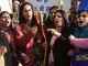 

Indianas protestam
pedindo por melhora na segurança para as mulheres em Nova Déli, cidade que
registrou 568 casos de estupros em 2011. A manifestação aconteceu depois que
uma gang de estudantes estupradores foi presa, no cartaz as mulheres pedem que
os criminosos sejam enforcados


