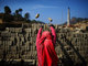 

Menina joga
fora tijolos quebrados descarrega tijolos de uma fabrica de tijolos em Lalitpur
no Nepal 

