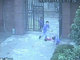 

Imagens
divulgadas hoje mostram um homem segurando uma faca e atacando uma menina na
entrada de um colégio infantil na China. Min
Yongjun, 36 anos entrou na escola e esfaqueou mais de 20 crianças

