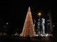 Uma árvore de Natal de 44 m de altura faz parte da decoração no paço municipal de São Bernardo do Campo (SP)