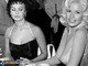 Nem Sophia Loren escapa! Ela é a morena, de vestido preto, quase mergulhando no decote da sorridente Jayne Mansfield. Recalque é só mais uma das faces do ciuminho feminino