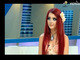 Pra ajudar, a menina — que tem longos cabelos vermelhos, olhos maquiados para parecerem maiores que o normal e uma cintura de 48 cm (mais fina que os 50 cm de Valeria Lukyanova) — contou que sofre com bullying do irmão, dentro da própria casa