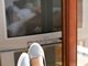 

Opte
por sapatos abertos de couro ou pano para o pé respirar. Além disso, coloque o
calçado ao sol depois de usá-lo. Assim, o
calor seca o suor e, consequentemente, diminui as bactérias e os fungos. Tente
trocar o sapato, pelo menos, duas vezes ao dia

