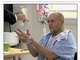 

Após esse procedimento, a equipe médica notou que o tremor da mão direita diminuiu, tornando-se estável<br>