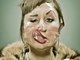 Quando eles tentam se livrar de fita usando músculos faciais, o resultado fica ainda melhor&nbsp;
