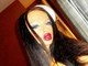 Será que ela tá tentando seguir os passos de <a href="http://noticias.r7.com/esquisitices/fotos/apresentador-faz-barbie-humana-chorar-na-tv-20122012">Valeria Lukyanova</a> ou de alguma barbie humana? Porque tá longe de conseguir!&nbsp;