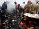 Um incêndio nas primeiras horas desta sexta-feira (21) destruiu ao menos 20 lojas em um centro comercial em Agartala, na Índia. Voluntários ajudaram os bombeiros no combate às chamas que destruíram o local
