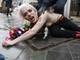 Ativista do grupo feminista Femen é detida por policiais em frente ao prédio do Conselho da União Europeia em Bruxelas, na Bélgica. O grupo protesta contra a visita do presidente russo, Vladimir Putin
