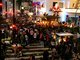 Além das luzes e enfeites, a prefeitura e empresas privadas preparam apresentações natalinas para encantar as famílias