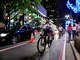 O tempo chuvoso na noite de sábado (22) não afastou os ciclistas e pedestres que foram até a avenida Paulista ver os enfeites de Natal. A Ciclofaixa de Natal, que liga a avenida Paulista ao parque Ibirapuera, funcionou durante a noite e fica até as 16h deste domingo (23)