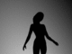 Essa imagem é clássica e sempre aparece aqui e ali na internet. Pra qual lado essa mulher esta rodando? Na real, tanto faz: ela pode estar girando para ambos os lados. Depende de como você vê a coisa. Duvida? Então, vá pra próxima imagem, por favor, e vai ficar facinho de ver isso