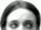 Esse rosto também é engraçado: a menina simplesmente muda a direção do olhar conforme o tamanho da imagem vai diminuindo