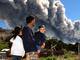A Agência Nacional de Emergência do Chile decretou neste domingo (23) alerta vermelho pelo aumento da atividade sísmica do vulcão Copahue, na fronteira entre o Chile e a Argentina, mas descartou a possibilidade de uma evacuação. Ao lado, família observa atividade do vulcão neste sábado (22)