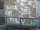 Esse aí, por exemplo, pichou um muro pra dizer isso. Porém, um grafiteiro benevolente salvou o Natal e desenhou o Papai Noel por cima, pra dizer que ele existe sim!