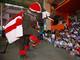 Na Tailândia, um elefante vestido de Papai Noel realizou apresentação
para alunos de uma escola de Jirasart, cidade a 70 km de Bancoc
