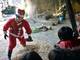 Vestido de Papai Noel e sob o olhar atento das crianças, funcionário
de zoológico em Tóquio, no Japão, prepara comida especial para entregar aos
gorilas