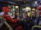 

Na noite
deste domingo (23), até o motorista de ônibus se vestiu de Papai Noel e chamou
a atenção

<br>