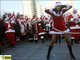 Pensa que é fácil? Papai Noel tem que rebolar pra achar o presente certo
