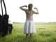 Evite ficar parado na mesma posição por longos períodos. Se
a viagem é de carro ou ônibus procure parar para se esticar a cada duas horas.
Na estrada ou em viagens de avião, busque fazer exercícios com mãos, braços e
pernas