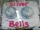 Outra coisa que o CakeWrecks.com adora fazer é achar bolos com formatos sugestivos. Eles acharam que os "sinos prateados" ddo bolo estão, na real, parecendo "peitos prateados"&nbsp;