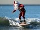 Na Califórnia, um surfista aproveitou a data para homenagear Papai Noel