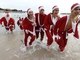 Em Mônaco, banhistas se vestiram de Papai Noel para o tradicional banho de Natal