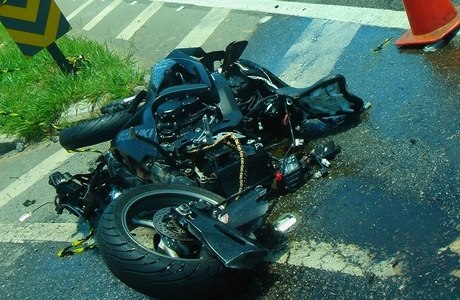 Moto do homem que morreu ficou destruída com o impacto