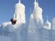 Homens fazem esculturas de gelo no Festival de Ski de Jingyuetan, na província de Jilin na China
