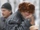 Homem come comida distribuida por voluntários em Stvropol na Rússia