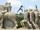 Alheias ao calor, pessoas escalam Monumento aos Bandeirantes em frente ao parque Ibirapuera 