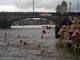 Em pleno inverno, tchecos entram nas águas geladas do rio Vltava em Praga, em evento tradicional no Natal