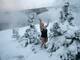 Lyubov Valiyeva, integrante de um grupo de nadadores de inverno, brinca com a neve próximo ao rio Yenisei, na cidade Krasnoyarsk, na Sibéria russa. Lyubov enfrenta um frio de – 25°C usando apenas um maiô