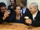 Primeiro-ministro de Israel, Benjamin Netanyahu, socializa com estudantes em bar de Beersheba, no sul de Israel