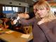 O massacre de Newtown, que <b><a href="http://noticias.r7.com/internacional/fotos/conheca-as-vitimas-do-massacre-na-escola-de-newtown-20122012">deixou mais de 20 crianças mortas</a></b> em dezembro de 2012, foi mais um triste episódio na história das armas de fogo nos EUA e colocou a população e o governo em alerta. O presidente Barack Obama está pressionando o Congresso norte-americano para discutir novas leis para controlar o acesso a armas no país. Com o impressionante número de 270 milhões de armas de fogo nas mãos da população (o que representa 89 armas para cada 100 habitantes), o país lidera o ranking mundial de armas na mão de civis. Mas os Estados Unidos não são o único país em que um grande número de cidadãos possui revólveres, pistolas e fuzis. Confira nas imagens a seguir os países com mais armas de fogo no mundo