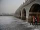 Com o frio que
assola a China, não é preciso de ponte para cruzar o rio