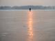 Homem
caminha sobre lago congelado em Pequim, capital chinesa. Previsão é de previsões
de – 20°C na cidade no dia 1º de janeiro
