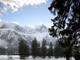 A montanha Mont-Blanc,
atrás do lago Gailland, totalmente congelado, em Chamonix-Mont-Blanc,
na França