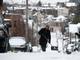 Homens limpam
rua coberta de neve em Pittsburgh
