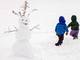 Crianças
brincam na neve em Greenfield, Massachusetts, nos EUA