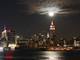 Lua cheia brilha sobre o Empire State Building, em Nova York, na noite de sexta-feira (28)